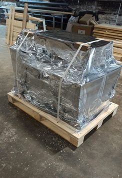 Барьерная упаковка промышленного оборудования на деревянном поддоне