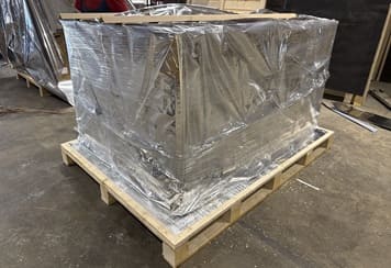 Герметичная упаковка оборудования в трехслойную металлизированную барьерную пленку на поддоне