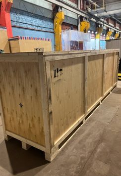 Длинномерный транспортный ящик с манипуляционной маркировкой на производстве