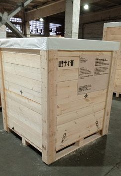 Вертикальный транспортный ящик с манипуляционной маркировкой и защитной упаковкой